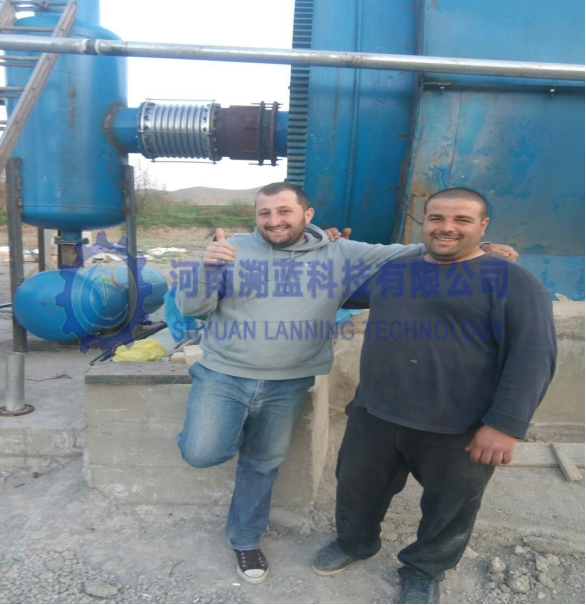တာယာ pyrolysis စက်ရုံမှ အလုပ်သမားများ